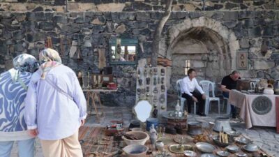 Antika meraklılarını bir araya getiren Nevşehir Antika Pazarı Nevşehir Kalesi’nde