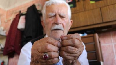 Sivas’ta yaşayan ve 13 yaşında başladığı terzilik mesleğini 80 yıldır