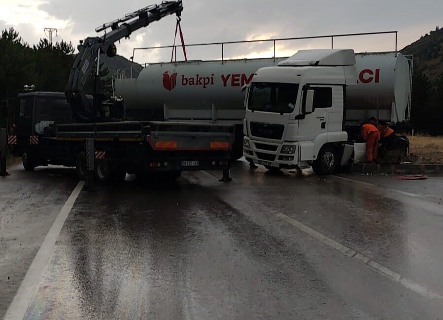 Ankara’nın Ayaş ilçesinde tır ile otomobilin çarpışması sonucu meydana gelen