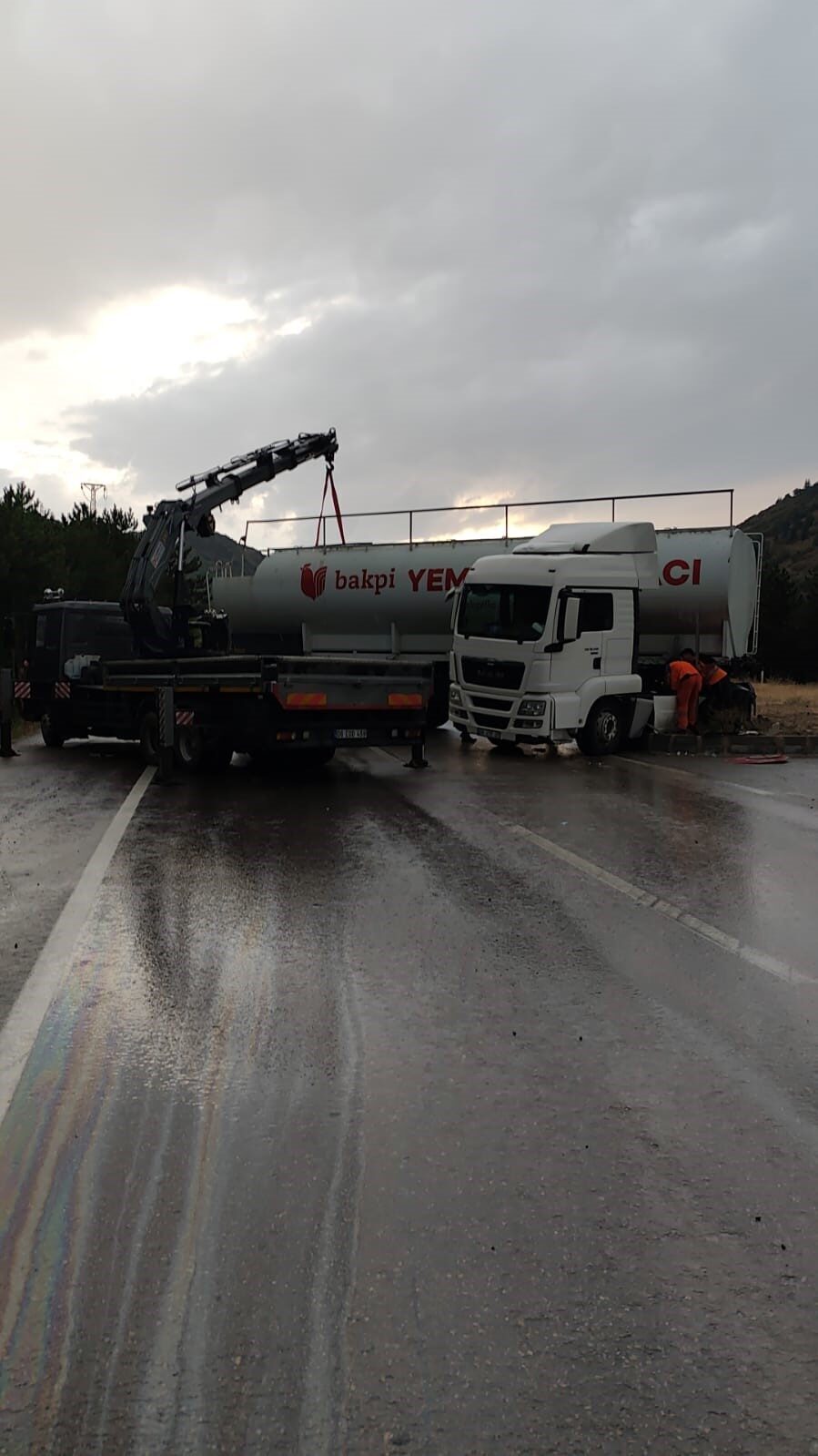 Ankara’nın Ayaş ilçesinde tır ile otomobilin çarpışması sonucu meydana gelen