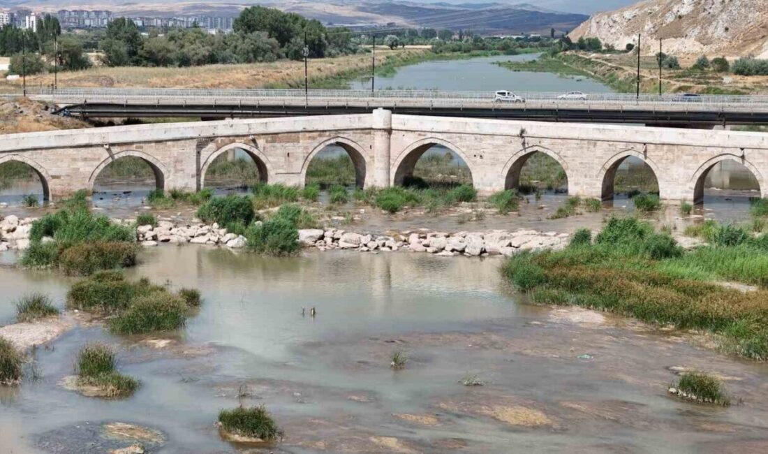 Türkiye’nin en uzun nehri olan Kızılırmak’ta su seviyesi düştü. Irmağı