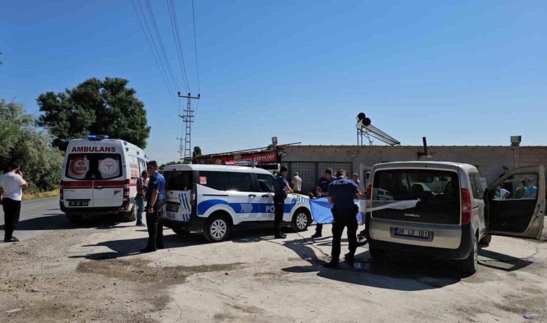 Kayseri’nin Kocasinan ilçesinde akrabasının kullandığı aracın altında kalan 1,5 yaşındaki