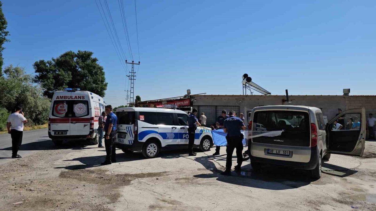 Kayseri’nin Kocasinan ilçesinde akrabasının kullandığı aracın altında kalan 1,5 yaşındaki