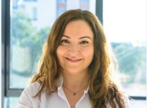 Op. Dr. Emel Peru Yücel, kulak zarı delik olan hastaların