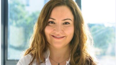 Op. Dr. Emel Peru Yücel, kulak zarı delik olan hastaların