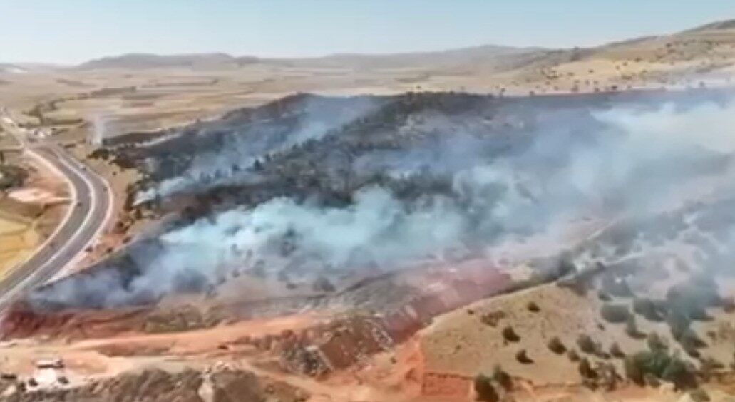 Yozgat’ın Aydıncık ilçesinde çıkan anız yangınında 70 dönüm arazi küle