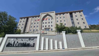 Yozgat’ta kayınvalidesini 19 bıçak darbesiyle katletmekten tutuklanan şahsın yargılanmasına başlandı.