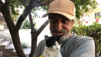 Eskişehir’de esnaflık yapan Salih Pektaş, iş yerinin önüne koyduğu mama