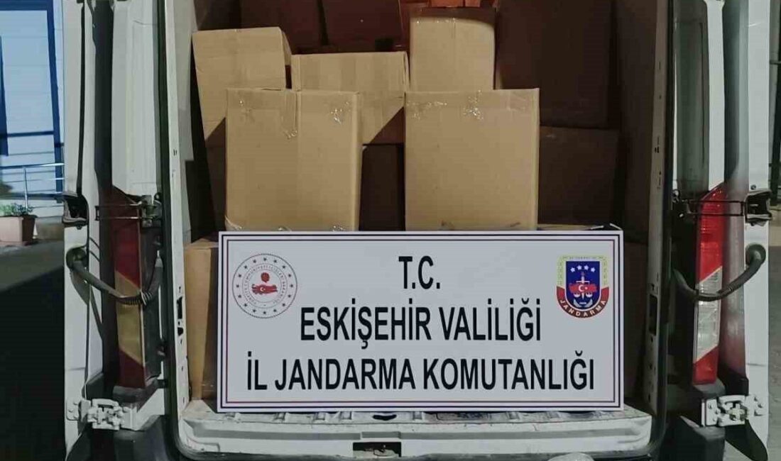 Adana’dan Eskişehir’e kaçak tütün getiren şahısın aracında ve deposunda jandarma