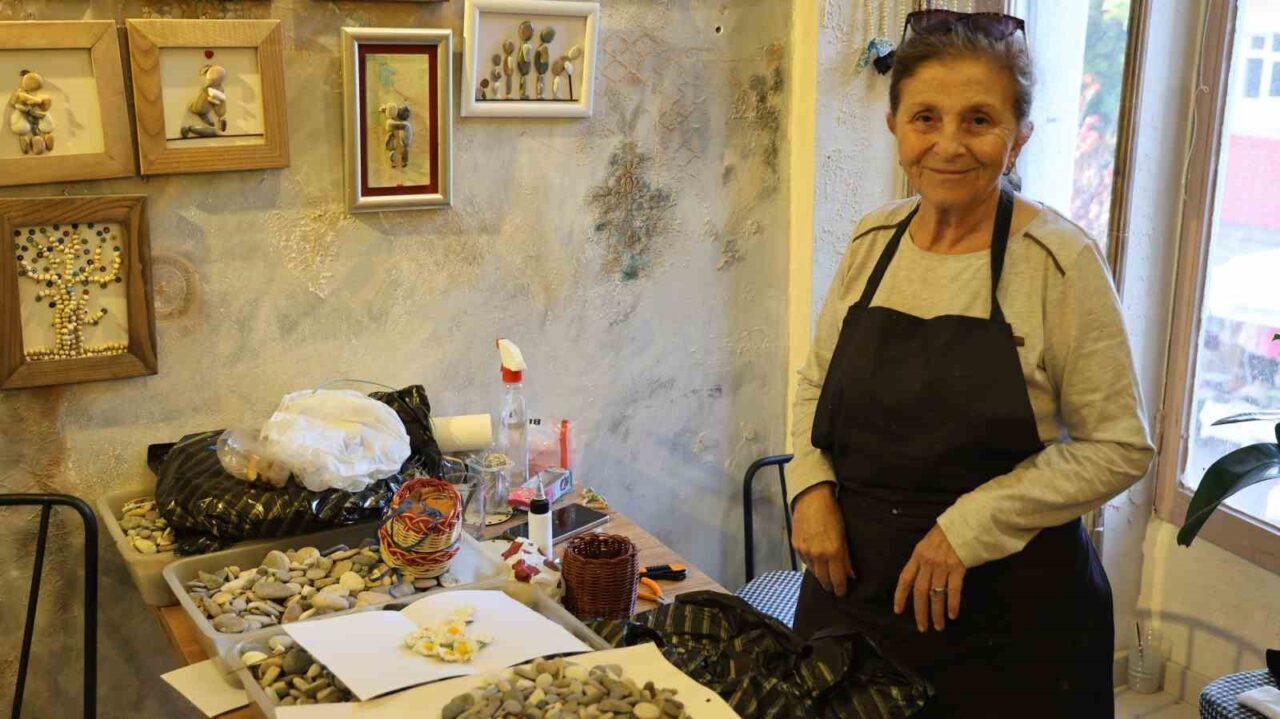 Kırşehir’de Ahilik Haftası kutlamaları çerçevesinde Cacabey Meydanı’nda kurulan stantlarda el