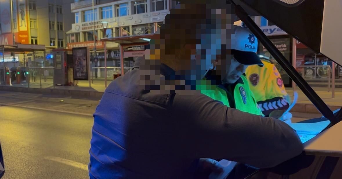 Kayseri’nin Kocasinan ilçesinde ters yönden gelerek servis aracına çarpan alkollü