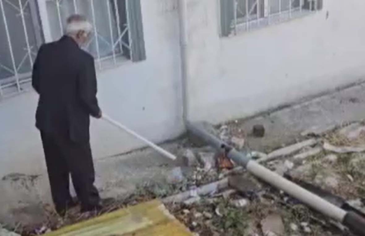 Ankara’nın Haymana ilçesinde bulunan bir binanın bahçesinde görülen yılan paniğe