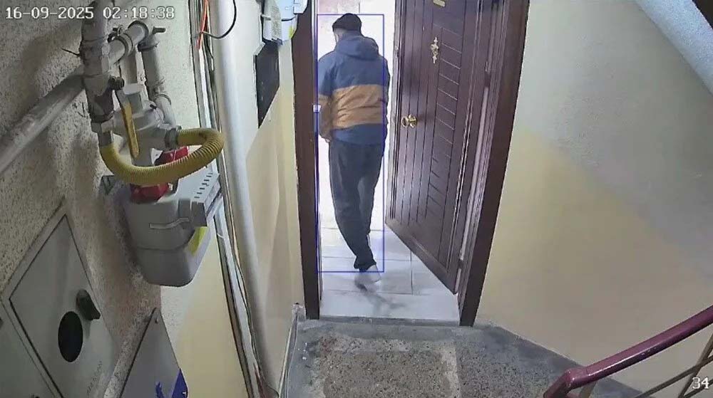 Ankara’nın Çankaya ilçesinde bir kurye, yemek siparişi götürdüğü kadının evine
