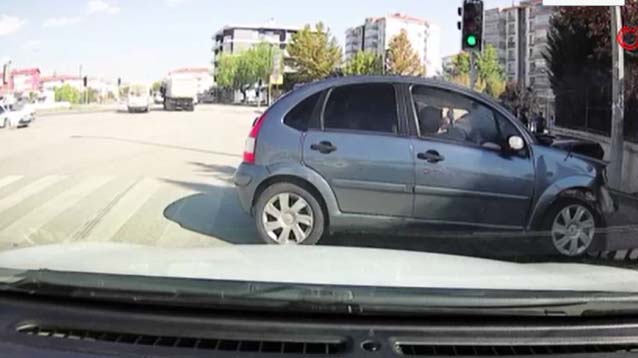 Ankara’nın Sincan ilçesinde kontrolden çıkan otomobil okul duvarına çarptı. Kaza