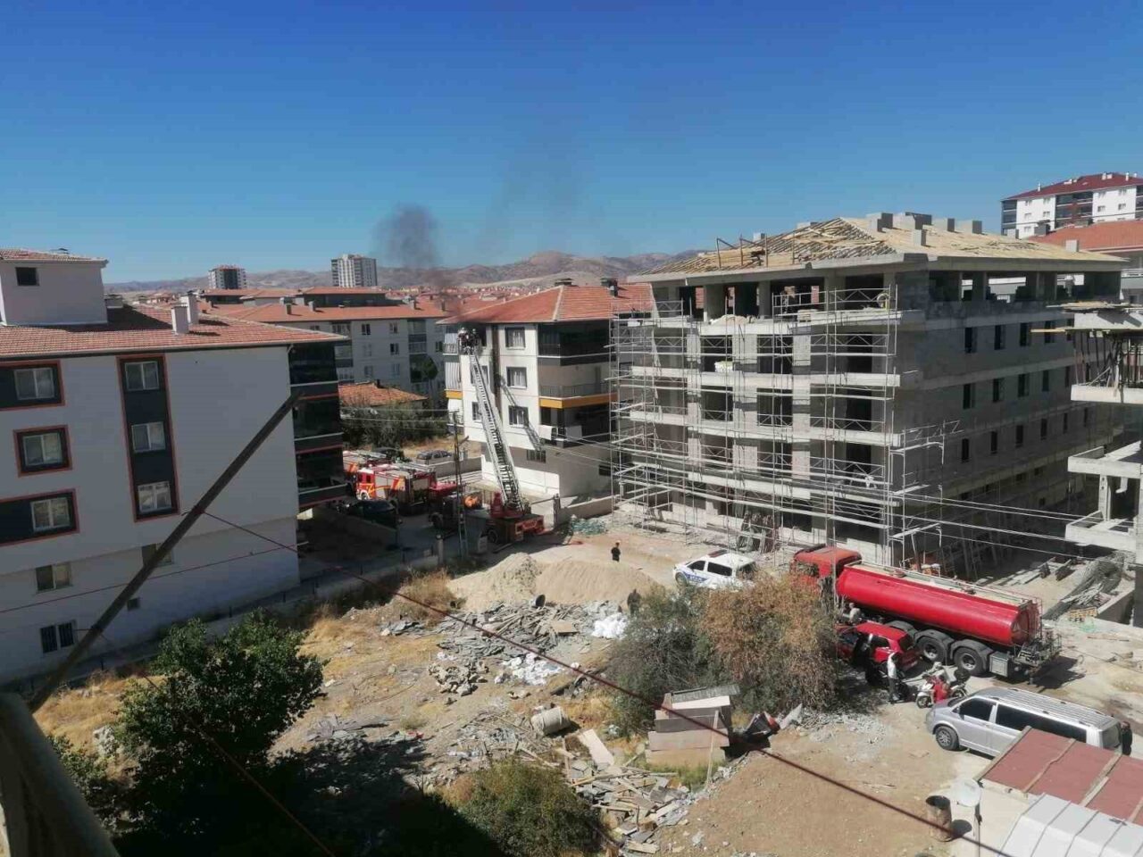 Ankara’da apartman dairesinde çıkan yangın, itfaiye ekiplerinin müdahalesiyle büyümeden söndürüldü.