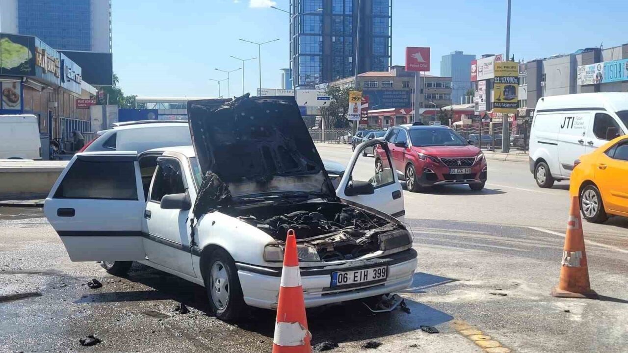 Ankara’da seyir halindeyken arızalanması nedeniyle yanmaya başlayan otomobil paniğe neden