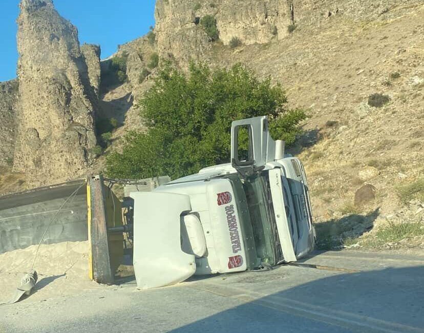 Ankara’da sürücüsünün kontrolünü kaybettiği kum yüklü hafriyat kamyonu devrildi. Kaza