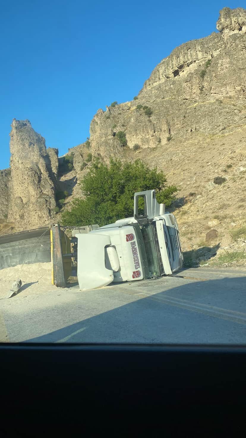 Ankara’da sürücüsünün kontrolünü kaybettiği kum yüklü hafriyat kamyonu devrildi. Kaza