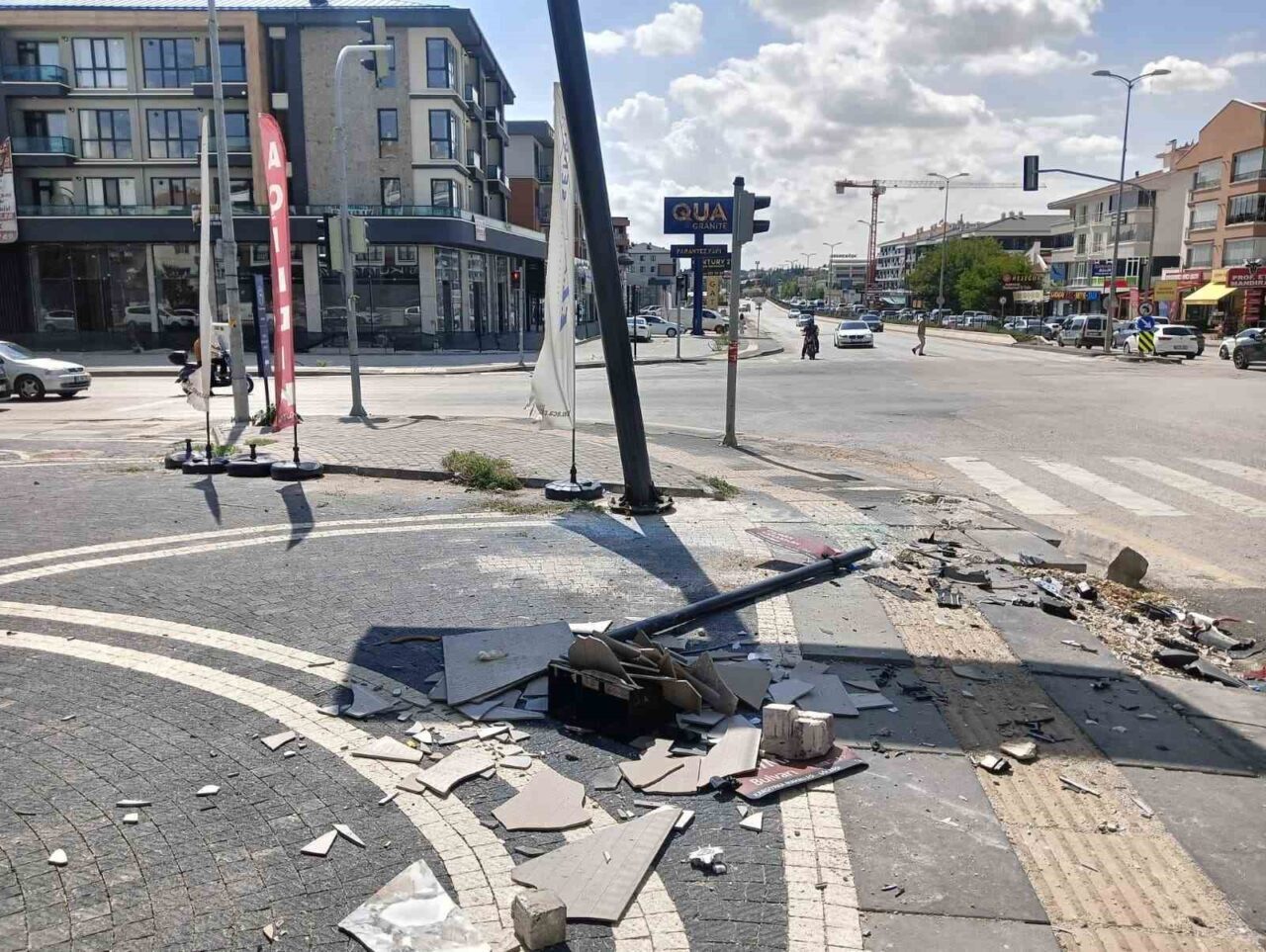 Ankara’nın Gölbaşı ilçesinde seyir halindeki otomobilin yan yoldan gelen taksi