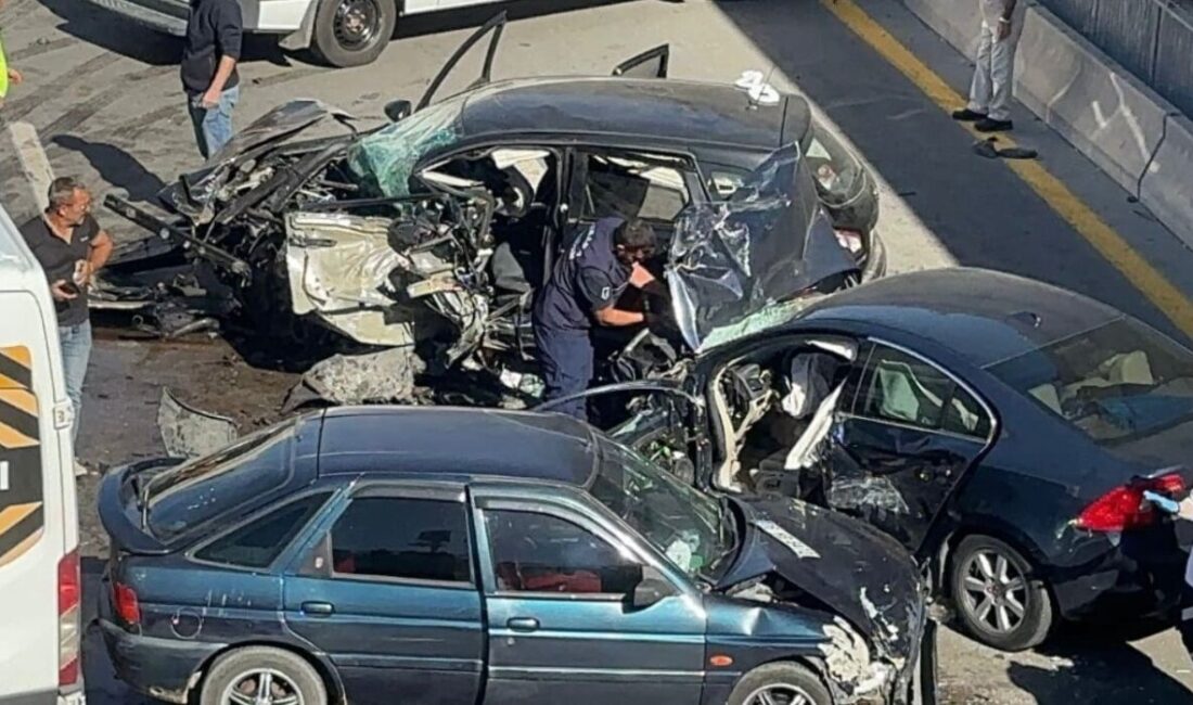 Ankara’nın Etimesgut ilçesinde 3 aracın karıştığı zincirleme trafik kazasında 4