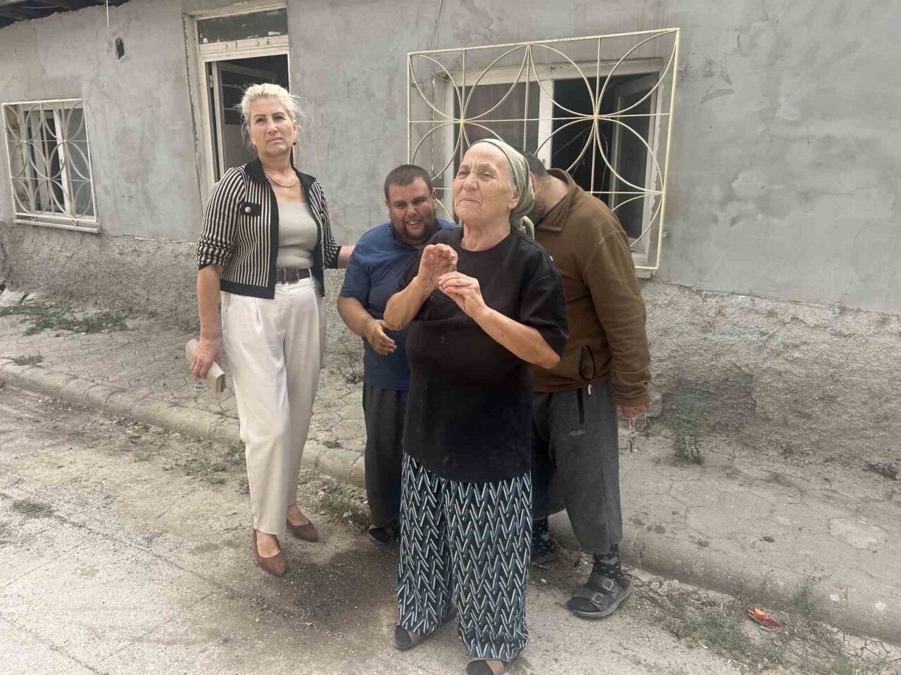 Eskişehir’de anne ve engelli 2 oğlunun yaşadığı çöp ev mahallelinin
