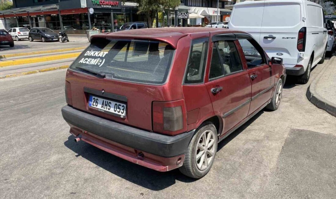 Eskişehir’de otomobilinin arka camında ’Dikkat Acemi’ yazısı yer alan Sevda