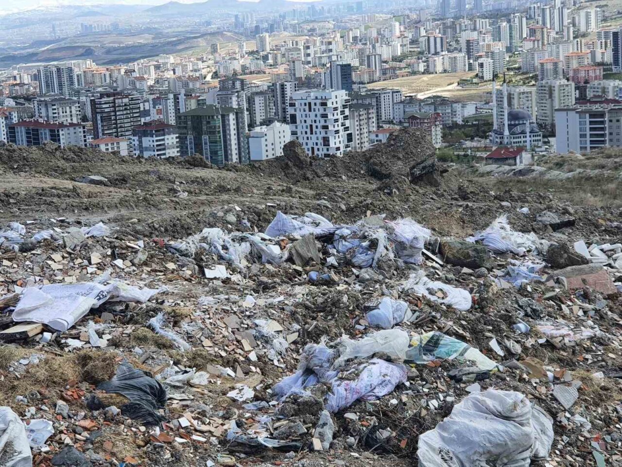 Çevre, Şehircilik ve İklim Değişikliği Bakanlığı tarafından atıkları kaldırmayan Ankara'nın