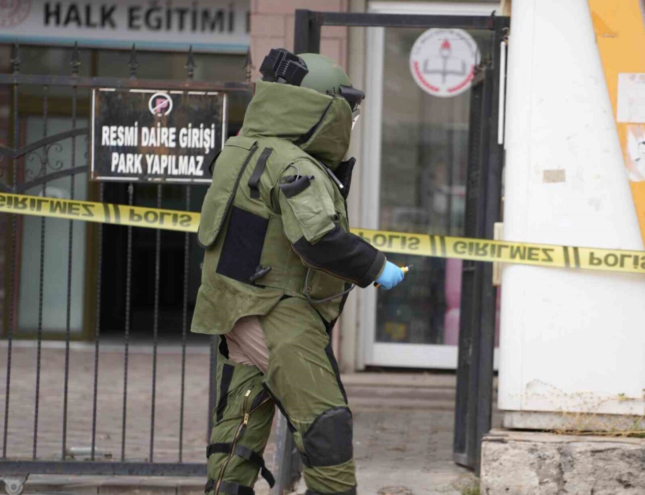 Kırıkkale’de bir ATM önüne bırakılan şüpheli çanta paniğe neden oldu.