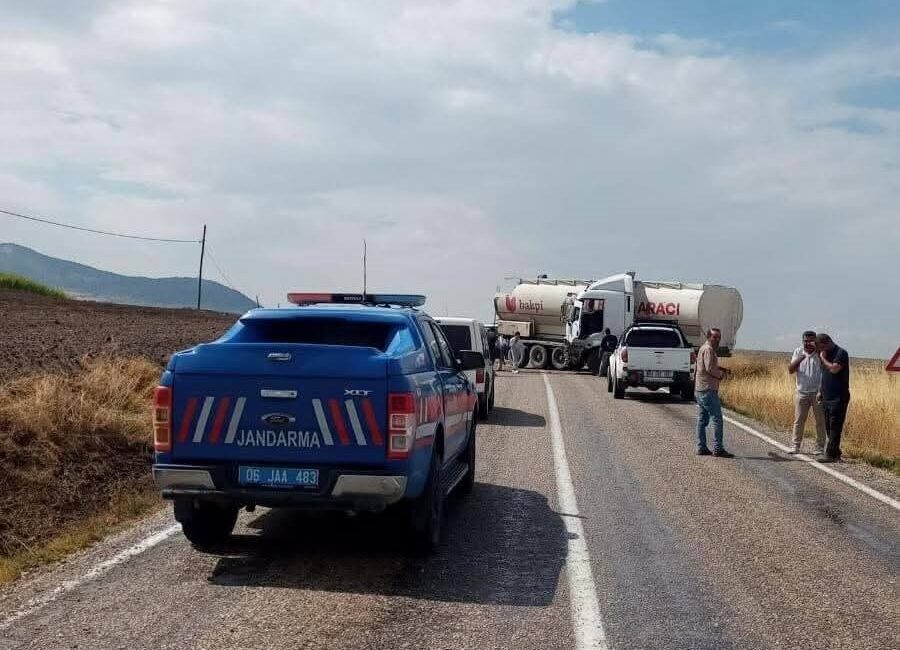 Ankara’nın Ayaş ilçesinde tır ile otomobilin çarpışması sonucu kaza meydana