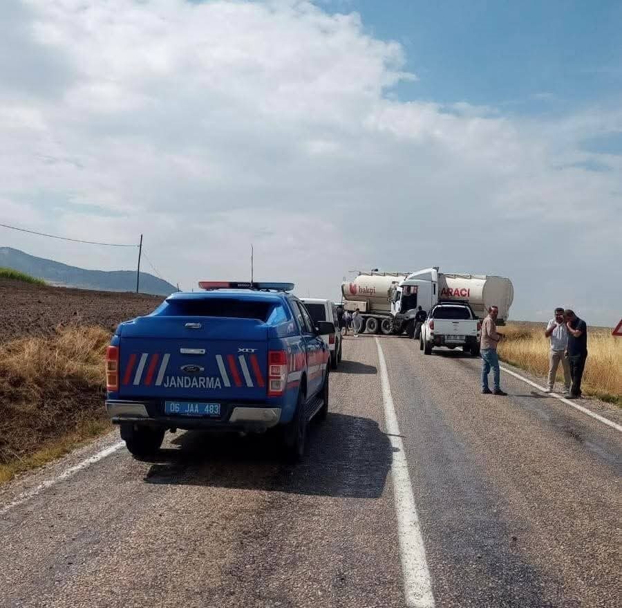 Ankara’nın Ayaş ilçesinde tır ile otomobilin çarpışması sonucu kaza meydana