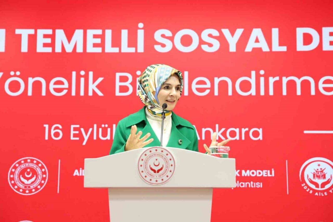 Aile ve Sosyal Hizmetler Bakanı Mahinur Özdemir Göktaş, muhtarlarla bir