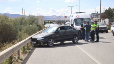 Sivas’ta yola kontrolsün giren otomobil, bariyerlerle tırın arasında sıkıştı. Metrelerce