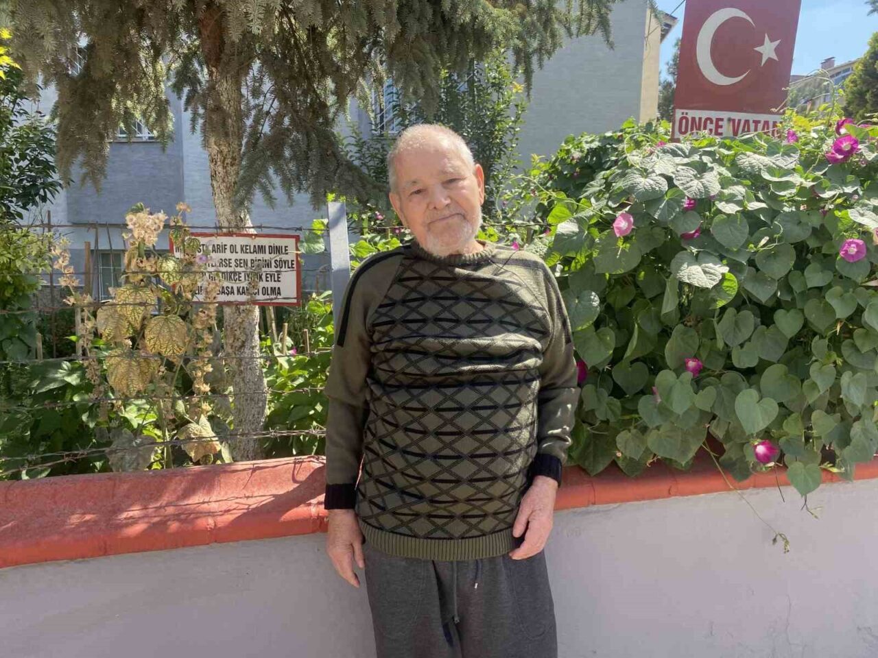 Eskişehir’de 83 yaşındaki Bayram amcanın vatandaşlara nasihat olması amacıyla apartman