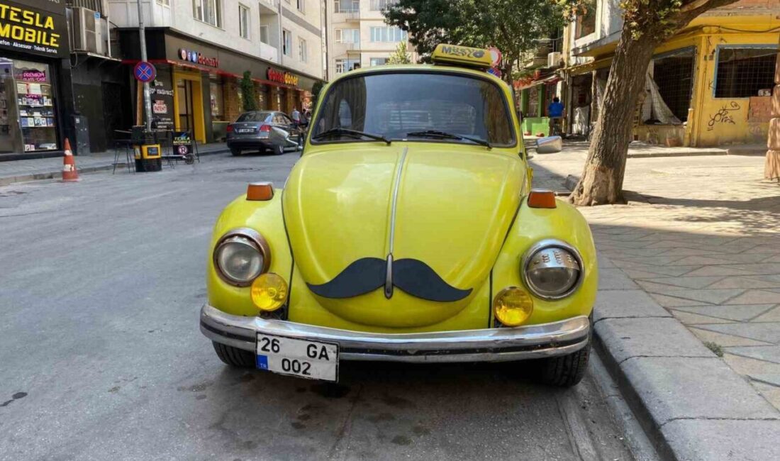 Eskişehir’de, halk arasında ’Vosvos’ olarak tanınan araca takılan bıyık vatandaşların