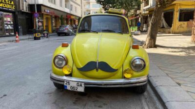 Eskişehir’de, halk arasında ’Vosvos’ olarak tanınan araca takılan bıyık vatandaşların