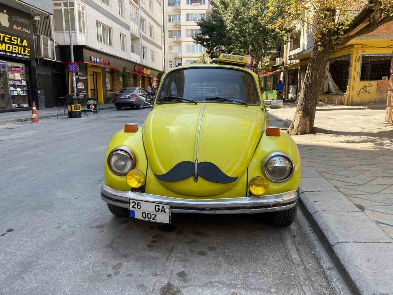 Eskişehir’de, halk arasında ’Vosvos’ olarak tanınan araca takılan bıyık vatandaşların