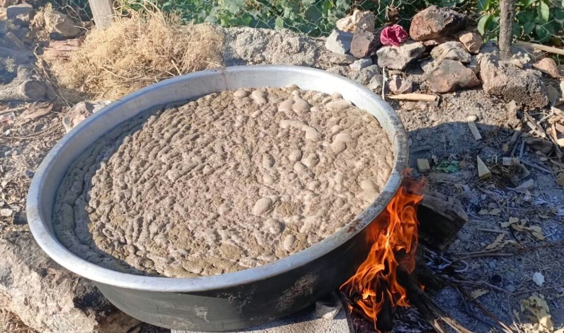 Konya’nın Bozkır ilçesinde asırlardır sürdürülen geleneksel yöntemlerle pekmez yapımı, yöre