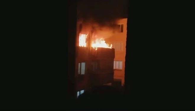 Bursa’nın Karacabey ilçesinde bir apartman dairesinde çıkan yangın felakete dönüştü.
