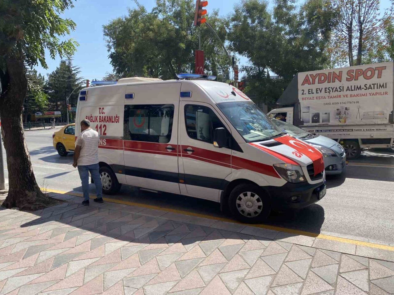 Eskişehir’de karşıdan karşıya geçmeye çalışırken motosikletin çarptığı yaya yaralandı. Endişeli