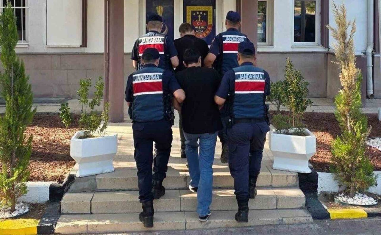Kırıkkale’de jandarma ekipleri, cezaevinden firar eden iki hükümlüyü ticari takside