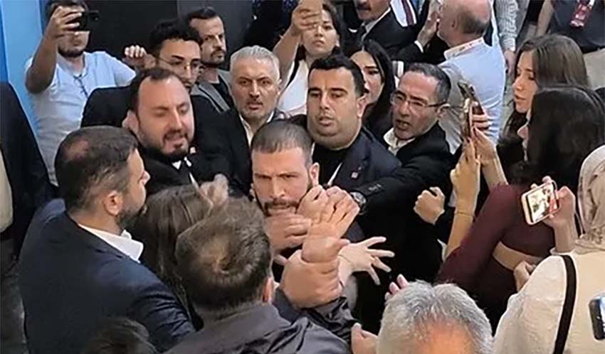 Kocaeli’nin Başiskele ilçesinde gerçekleştirilen CHP İlçe Kongresi gergin anlara sahne