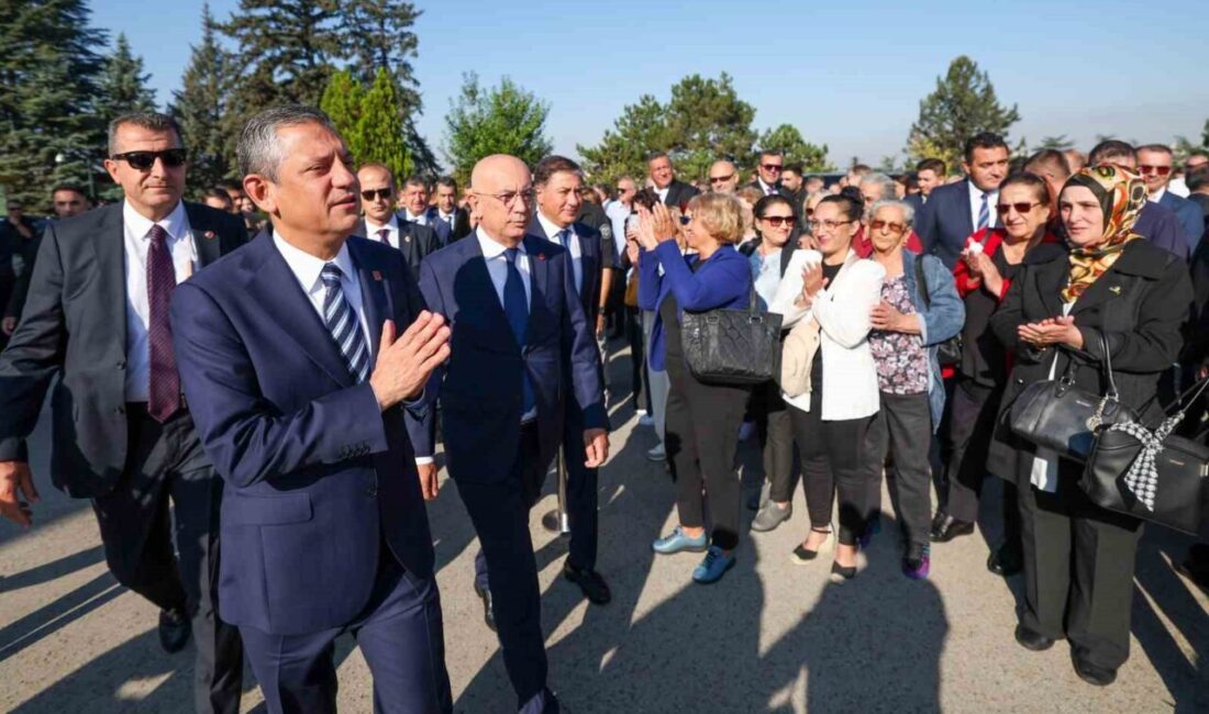 Cumhuriyet Halk Partisi (CHP) Genel Başkanı Özgür Özel ve beraberindeki