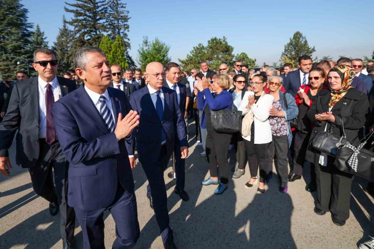 Cumhuriyet Halk Partisi (CHP) Genel Başkanı Özgür Özel ve beraberindeki