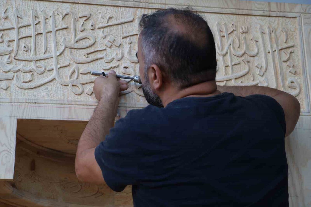 Sivas’ta bir caminin mihrabı, teknolojik makineler yerine tamamen el emeğiyle