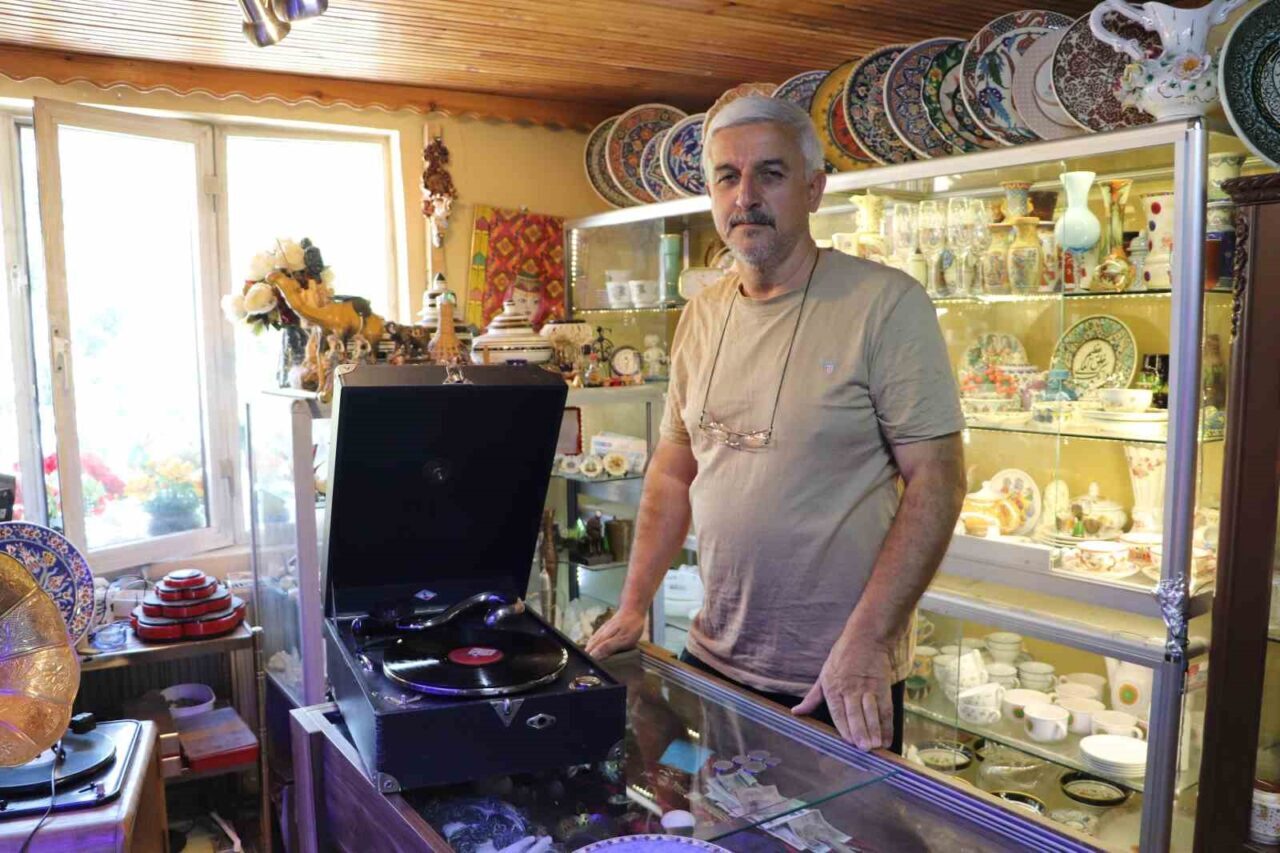 Eskişehir Odunpazarı’nda antika dükkânı bulunan Bayram Çağlayan, insanların ellerindeki eşyaların