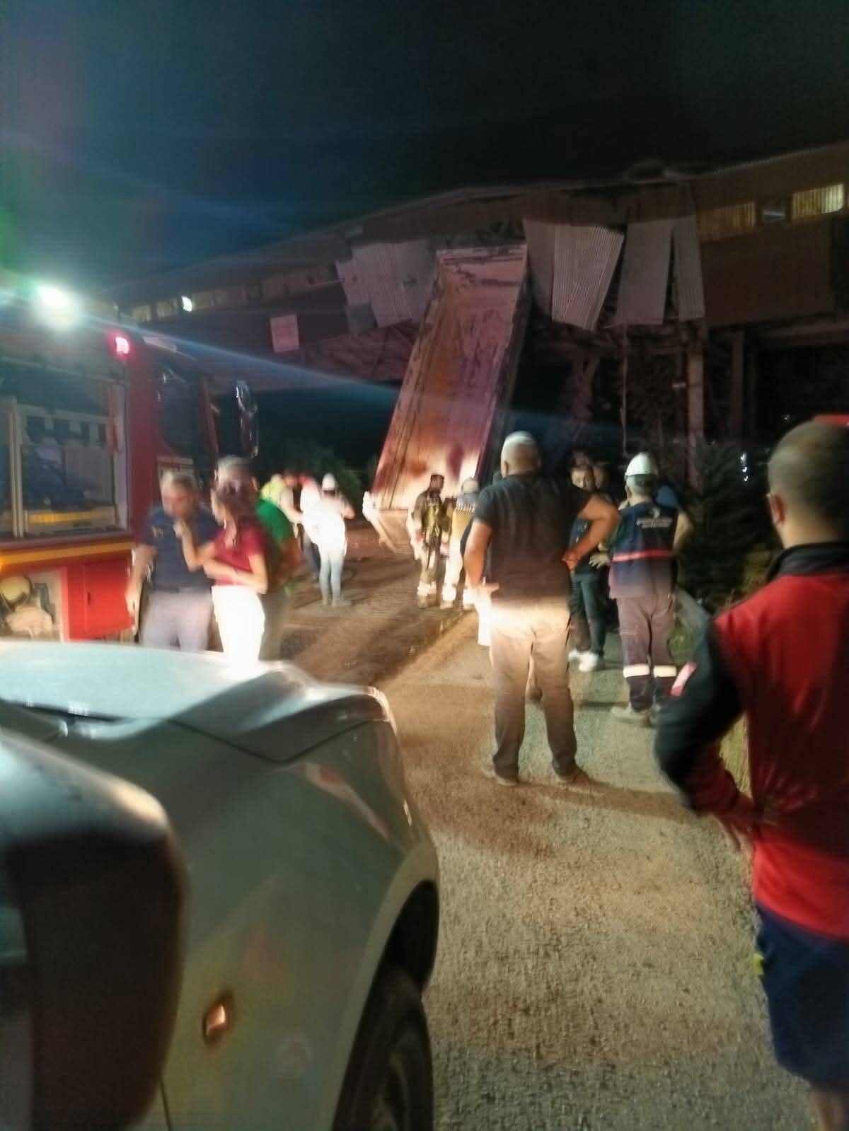 Ankara’nın Nallıhan ilçesinde D-140 Karayolu’nda damperi açılan kamyonun kömür bandına