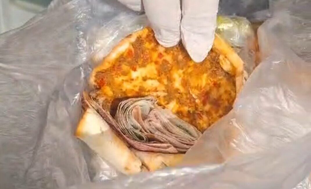 Sivas’ta bir dilenci, topladığı paraları döner ekmeğin içine sakladı. Dilencinin