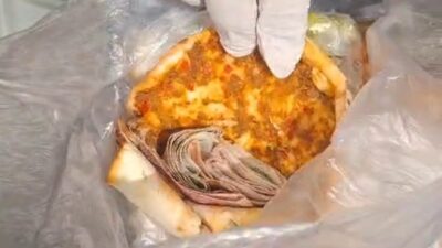 Sivas’ta bir dilenci, topladığı paraları döner ekmeğin içine sakladı. Dilencinin