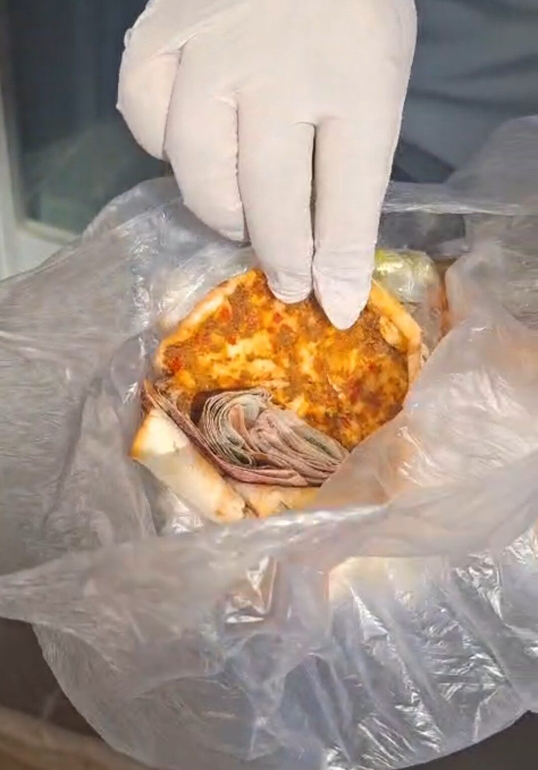 Sivas’ta bir dilenci, topladığı paraları döner ekmeğin içine sakladı. Dilencinin