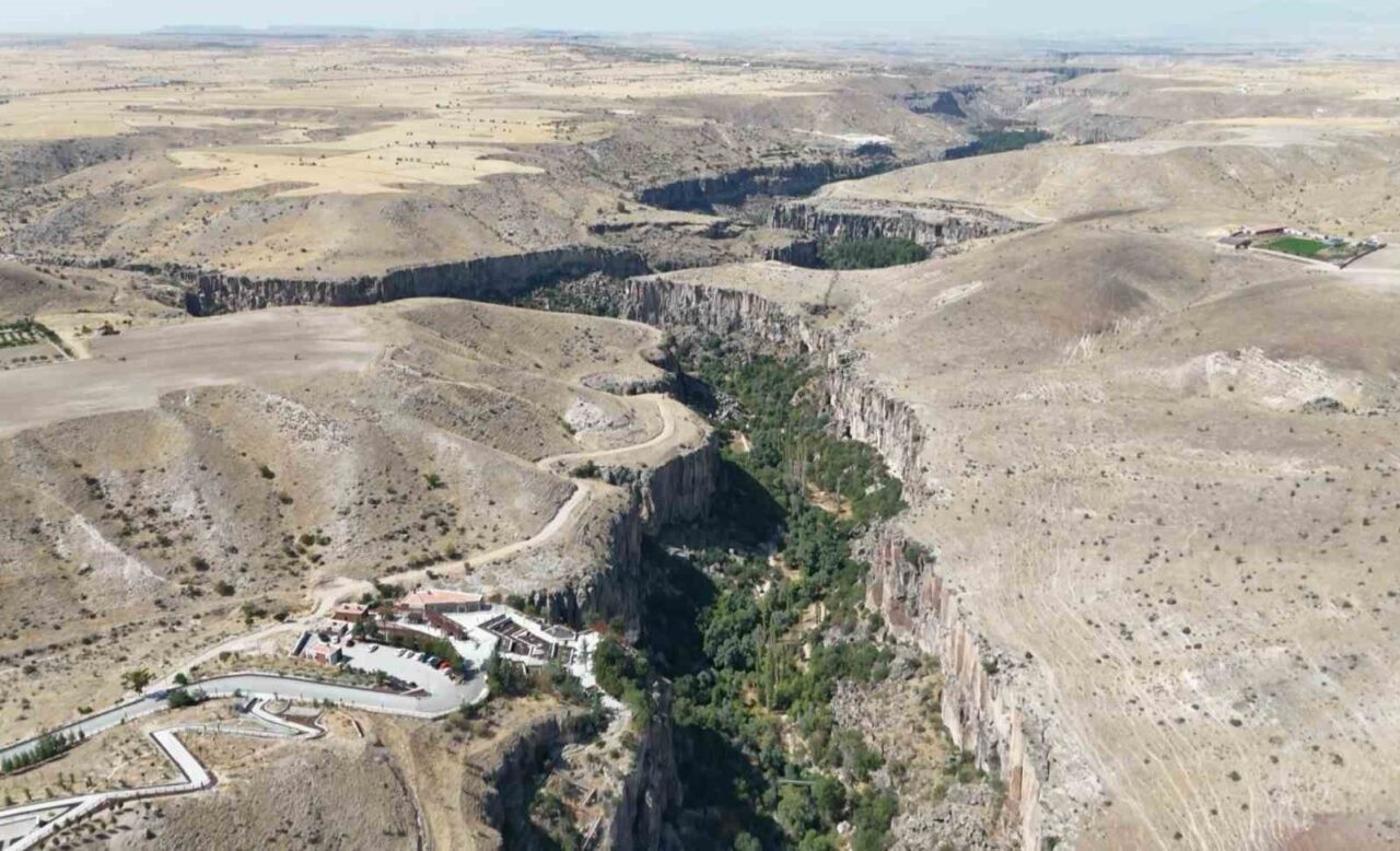 Dünyanın en büyük 2. kanyonu olan Ihlara Vadisi doğal güzelliğiyle